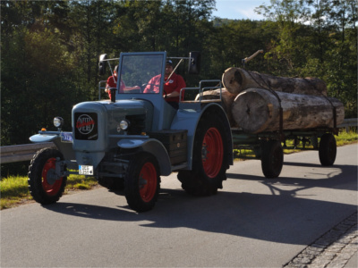 Oldtimer Traktor Baumstammziehen