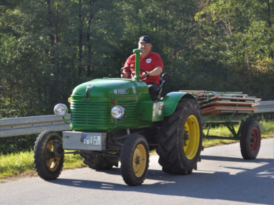 Oldtimer Traktor Baumstammziehen